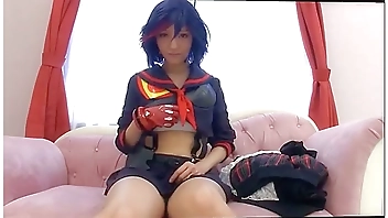 Nippon bintang Ryuko Matoi merayakan amati penonton yang sangat riwut dan berpikir cinta, membuat mereka menjual uang untuk mengikuti pertunjukannya.