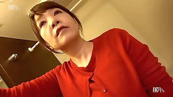 出演 宮前幸恵 家政婦を裸エプロンにさせて悪戯放題！ 1