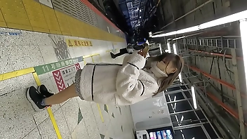 【彼チ●ポをハメた直後のトロまんを目の前でNTR】公園でのんびりピクニックデート～自宅でお泊りセックスを盗撮。仲良く眠るカップルに忍び寄り中出しマーキング【パンチラ盗撮/電車痴●/自宅侵入】