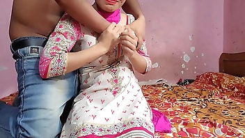 भाभी की खूबसूरती देकर बाजू वाले अंकल का मन नहीं माना तो चोद दिया