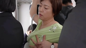 人妻電車～さわられた五十路母～ 永岡雅美