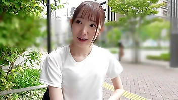 ハメ撮り 細身のちっぱいJK未熟マンコにおじさんチンポでガン突き。部活終わりの汗で湿ったマ○コを舐めまわし窓際で真昼間から見せつけSEX。