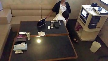 【素人】カラオケでお互いにムラムラしてエッチするカップル。