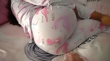 perdón prima, pero te veías tan rica en tu camita que no pude evitar manosearte y meterte la verga