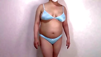 ぽっちゃり巨乳ほえーるちゃん　極小サテン下着から紺色ブルマに着替えます　見えないように着替えても、むっちむちのおっぱいとお尻、そしてお〇んこは隠しきれません！