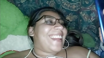 Esposa latina se masturba viendo porno y me la cojo duro y llenarla de semen