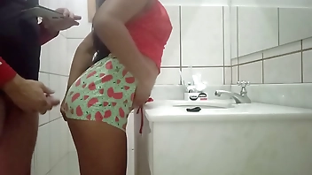 no banheirro e fodi a vadia gostosa novinha