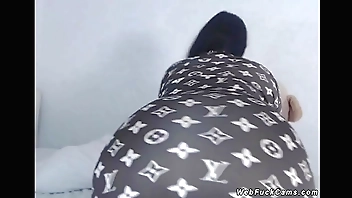 Bbw huge tits babe sucking dildo on cam