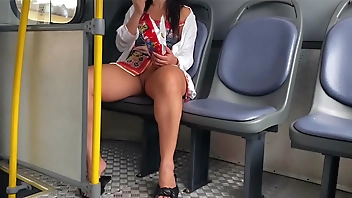 enteada de 18 anos se exibindo no onibus sem calcinha