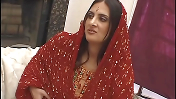 क्यूट इंडियन गर्ल कर रही है एक पॉर्न कास्टिंग करने के लिए जुटाने के लिए पैसे के लिए उसकी बीमार दादी