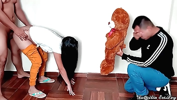 मुझे टेडी उपहार से अधिक बड़े लंड पसंद हैं - मेरी प्रेमिका टेडी उपहार की तुलना में मुर्गा चाहता था