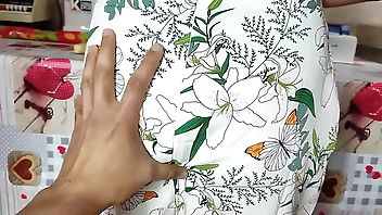 मैं अपनी हॉट स्टेपमॉम कुकिंग फिल्म करती हूं - मेरे पति बहुत काम करते हैं इसलिए मेरा सौतेला बेटा उनकी जगह लेता है