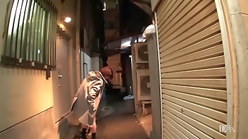 飛びっこ散歩 ～リモコンバイブ装着して夜の路地裏散歩～ 1