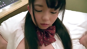 ちっぱい激カワセフレと制服着たままツンデレSEXの動画！最初は「イヤよ」だったけどやっぱりおじさんのチ〇ポは…