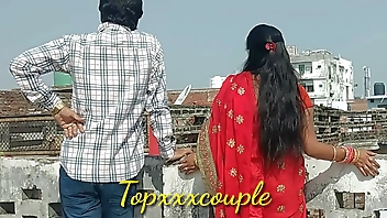 छत पर टहल रही पड़ोसी की नई-नवेली दुल्हन को पटाकर चोद ड़ाला