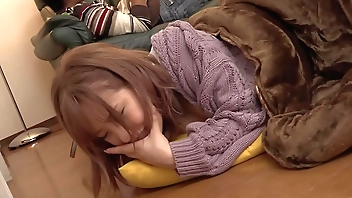 こたつの中の無防備な下半身に我慢できずイタズラ！派手な見た目のくせに周りを気にして声を押し殺し悶えるギャル【パート4】