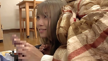 こたつの中の無防備な下半身に我慢できずイタズラ！派手な見た目のくせに周りを気にして声を押し殺し悶えるギャル【パート1】