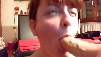 Vuoi imparare come farti una sega? La tua sorellina perversa ti insegna a masturbarti