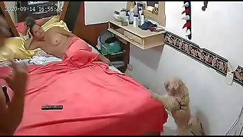 चबी खा रही मोटी औरत