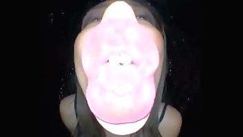 透明なアクリル板舐め