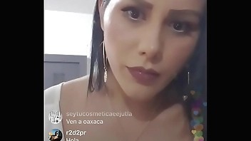 Evaluna descuido se le sale pezon en directo