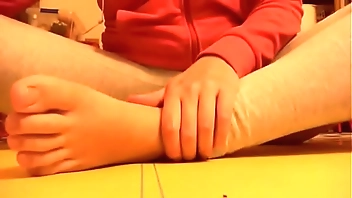 Una bellissima raccolta di video di piedi tutti sporchi e sudati per il tuo piacere