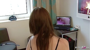 Bruder erwischt Stief Schwester beim Porno gucken und fickt