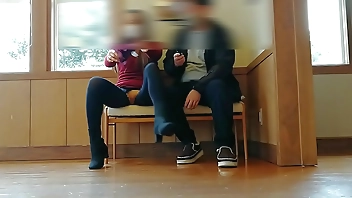 身体の疼きを我慢できず、公共施設のベンチで大量に潮を吹くミッキー