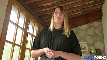 Davina, belle coquine, adore la sodomie sous la pluie