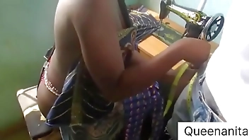 नग्न दर्जी जो उसके पति के घर (नग्न दर्जी) में उसके ग्राहक कमबख्त पड़ोसी द्वारा पकड़ा गया