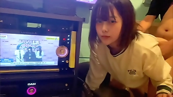 If it's just a blowjob, it's not cheating, right? A female student who cheats on her boyfriend at karaoke with a male friend. She likes the smell of a penis.