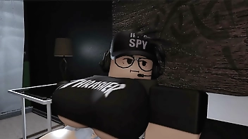 Roblox girl couldn't sleep, so she had some fun with his bf's cock while he was asleep