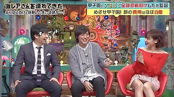 岡田紗佳　バラエティでミニスカ！一瞬の油断で手を離しパンチラショット！