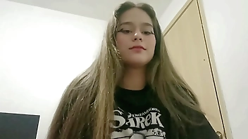 recibo una deliciosa mamada de la cachonda de mi hermanastra (parte 1)