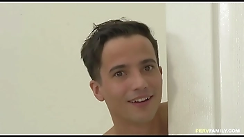 OMG MOM! You used to babysit him! - Sheena Ryder,Jaye Summers