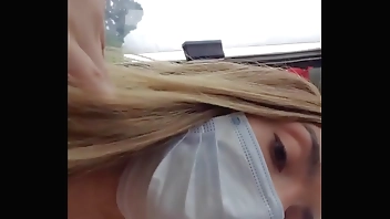 Sem calcinha no onibus... provocando ao passageiro do lado e deixando ele tocar a ppkinha .... quer ver o video completo??... : bolivianamimi