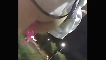 Daniela P. se muestra nuevamente con su filia de exhibicionista pero esta vez con un juguetito en el culo paseando por las aceras del parque de Samanes.