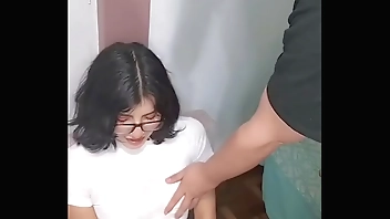 Colegiala se salta las clases para ir a follar con su profesor por mejores notas