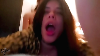 Mi mejor amiga perdio una apuesta contra mi y me tuvo que pagar con cuca y dejarse grabar!