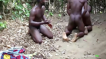 राजा ने अपनी पत्नी को उसके महल के गार्ड द्वारा गड़बड़ कर दिया, यह त्रिगुट में समाप्त हो गया