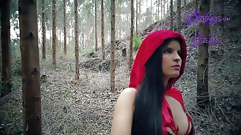 Caperucita Roja Tatiana Morales se pierde en bosque y se la come el lobo halloween especial