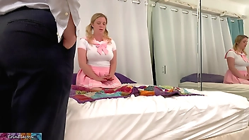 पवित्र सौतेली बेटी गुदा पाश छेद सीखती है