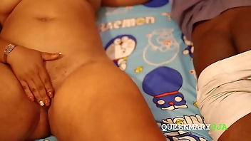 पिताजी माँ को चोदने के लिए बहुत आलसी थे, मैं माँ को विलाप और हस्तमैथुन करते हुए सुनता था, मैंने उसे बहुत मुश्किल से चोदा था जब पिताजी नशे में सो रहे थे