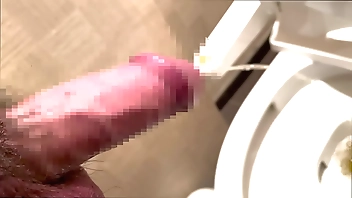 【巨根】【おしっこ】デカチンの大◯生が我慢し続けたおしっこを一気に放出する