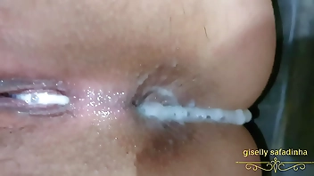 Marido não aguentou e encheu meu cuzinho de porra