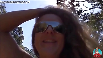 बिल्ली पूजा के लिए जंगल में नग्न - लाल रंग में पूरी