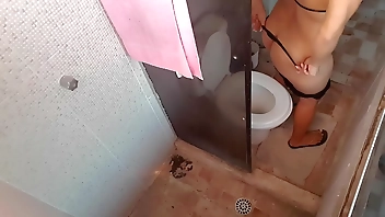 Coloquei meu celular gravando escondido no banheiro da minha amiga e éla acabou descobrindo e me deu uma surra