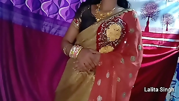 अरे कमबख्त में तेरी भाभी हूं धीरे धीरे चोद ले क्यों भौजी भइया येसे नहीं चोदते अब घुसा भी लेने दो भौजी