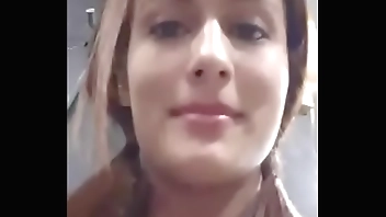 Latina fitness se corre en baño de gym