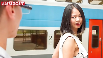 LETSDOEIT - एक एशियाई किशोर पर्यटक Jureka डेल मार्च के साथ पीओवी गर्म सेक्स